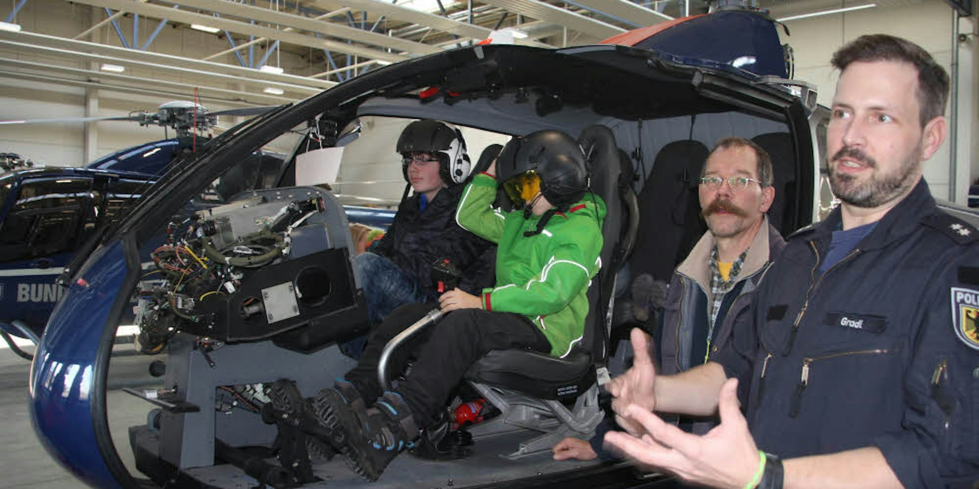 Polizeioberkommissar Christoph Gradl erklärte den Besuchern, wie aus Anfängern erfahrene Piloten werden.
