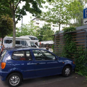 Ein Wohnmobil parkt in der Hermeskeiler Straße.
