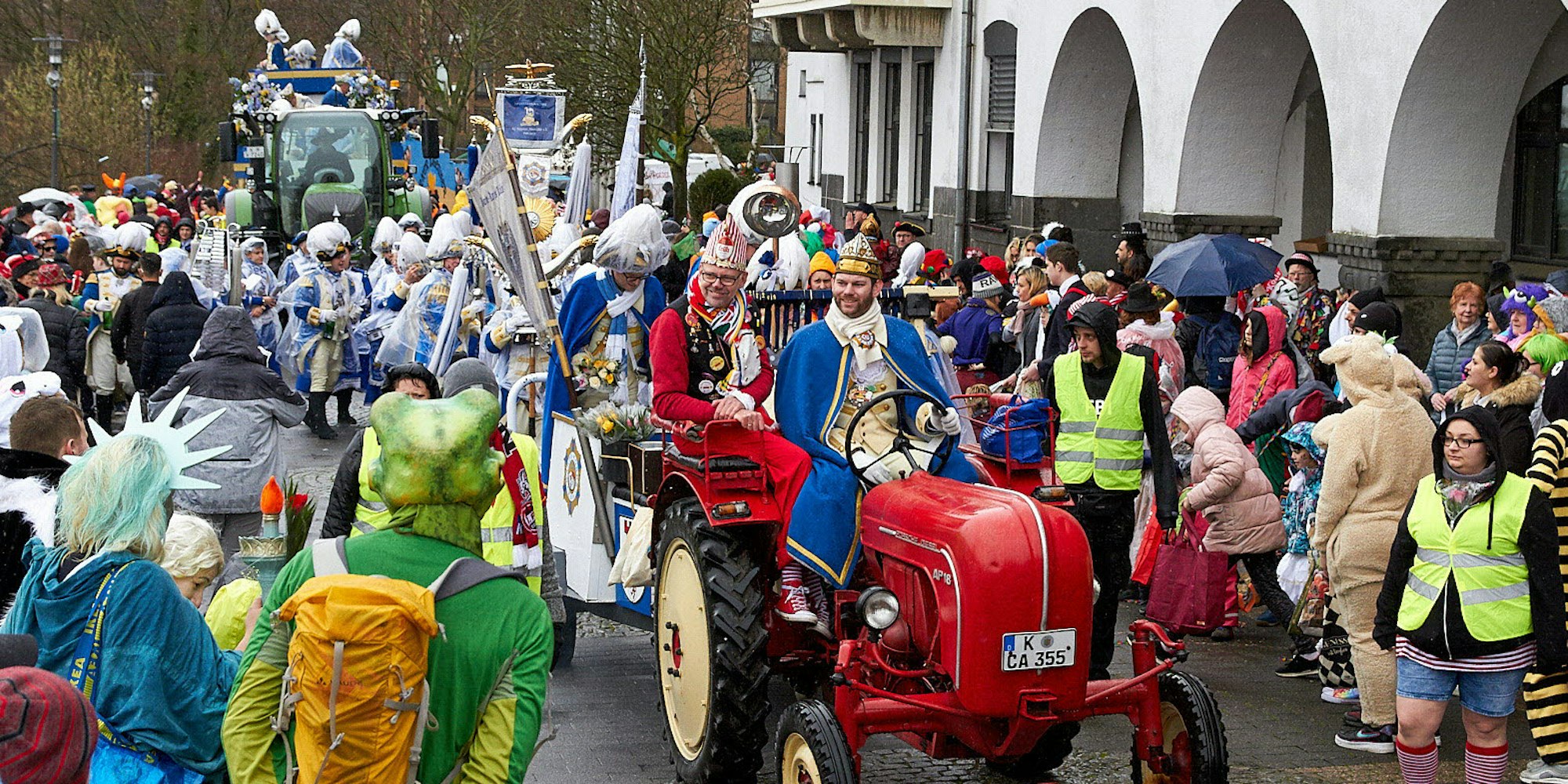 Fröhliche Porzer Sambas verteilten Strüßjer; der CDU-Landtagsabgeordnete Florian Braun lenkte einen roten Trecker.