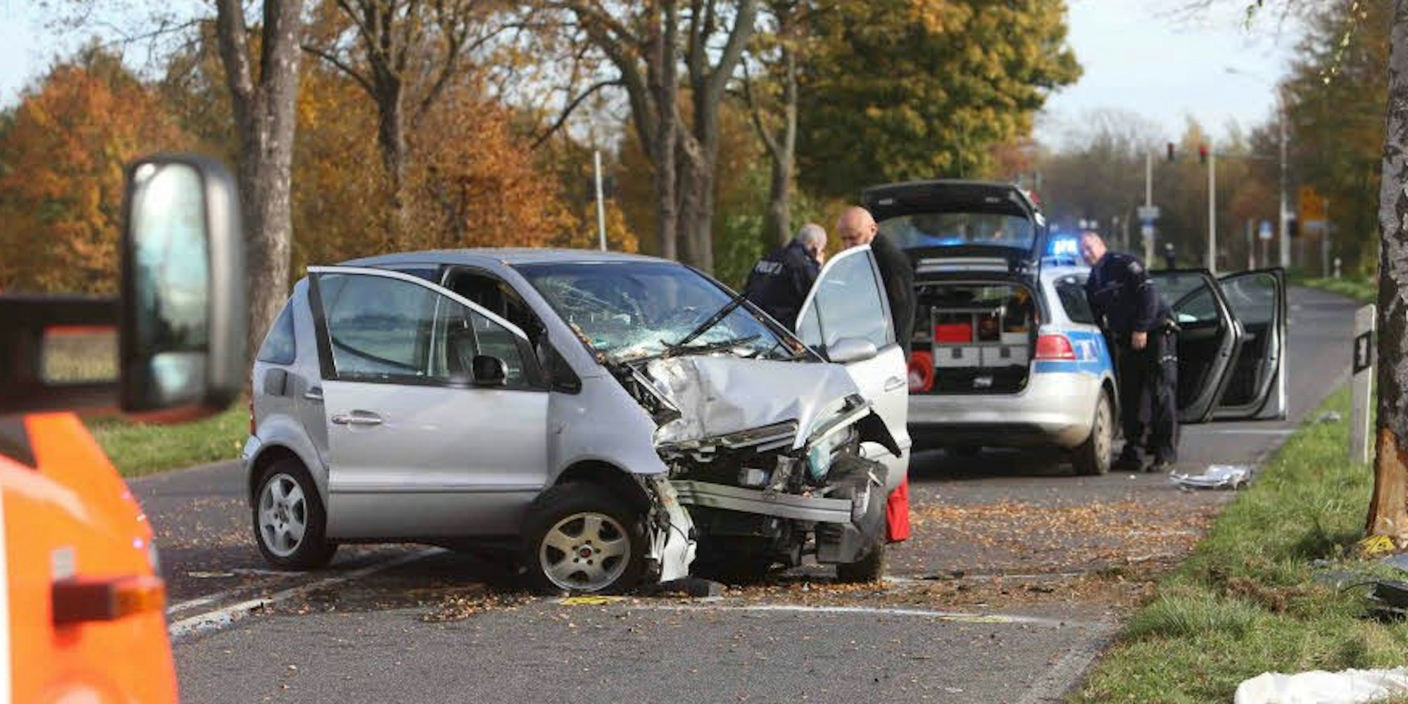 Die Unfallstelle auf der Bundesstraße 56 bei Bechlinghoven; rechts der Baum, gegen den das Auto geprallt war.