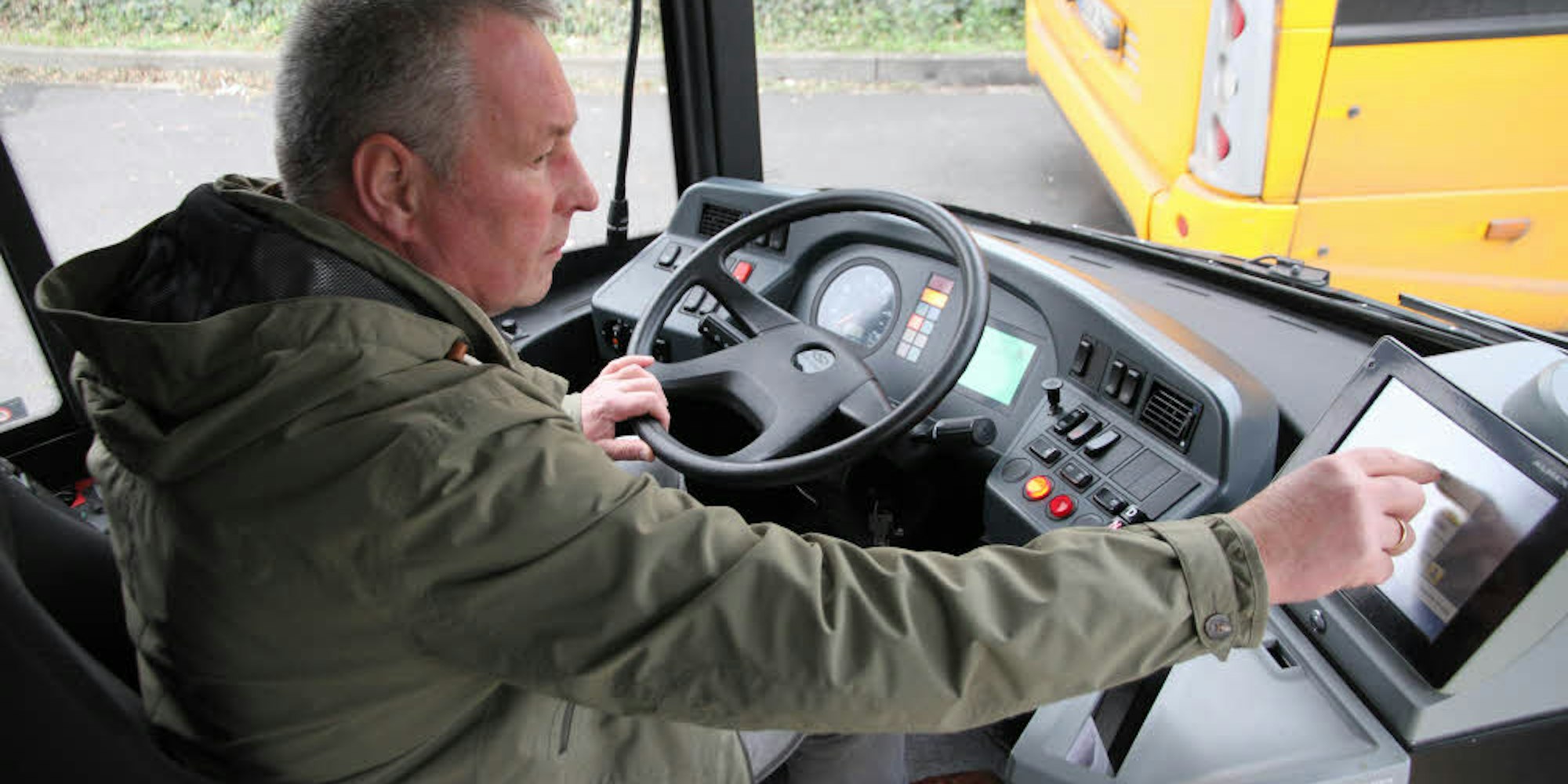 RSVG-Verkehrsplaner Michael Pohlmann bedient den Drucker, den zentralen Prozessor eines Busses.