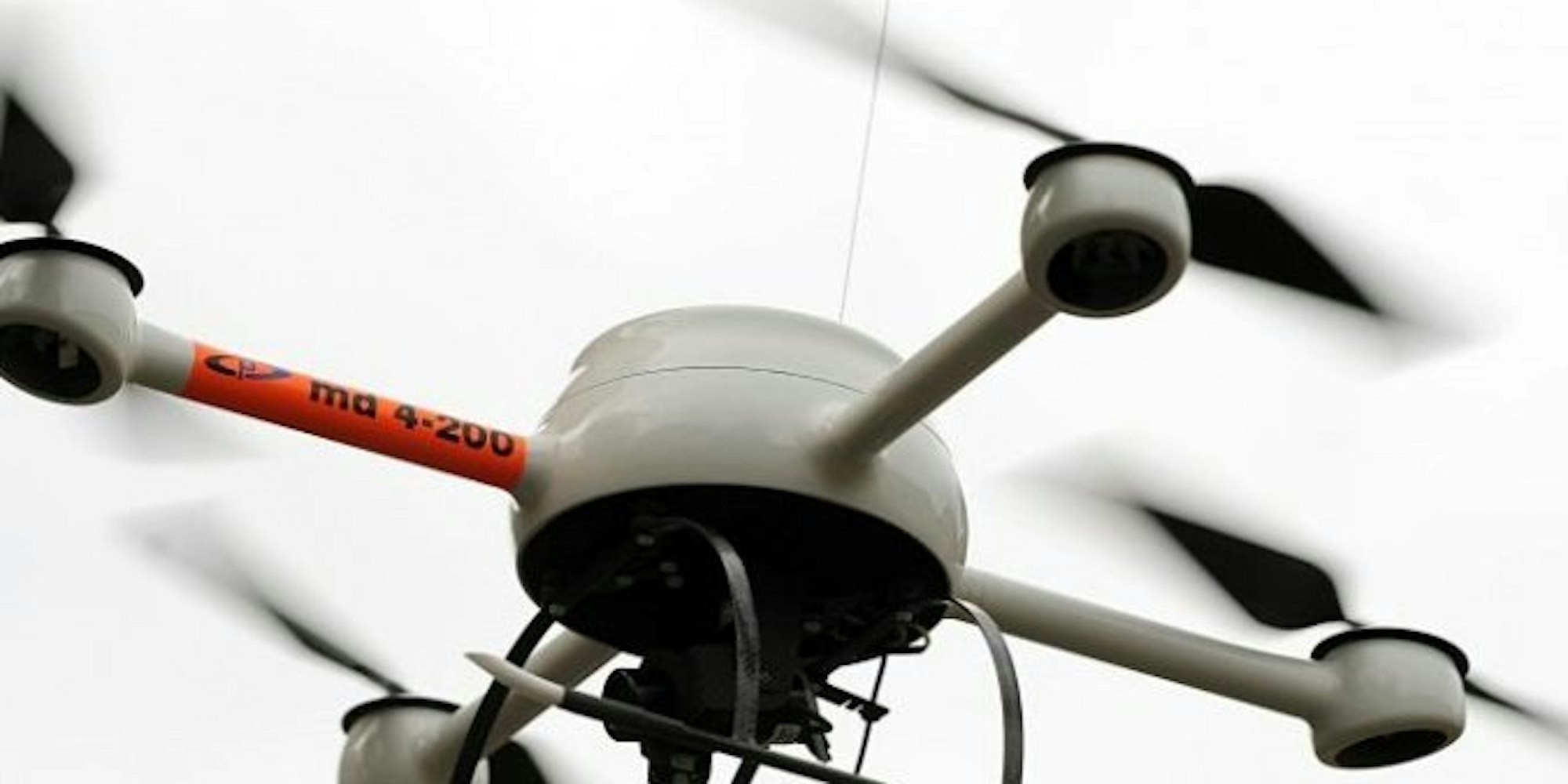 Mit solchen Drohnen will die Bahn Sprayer entdecken.