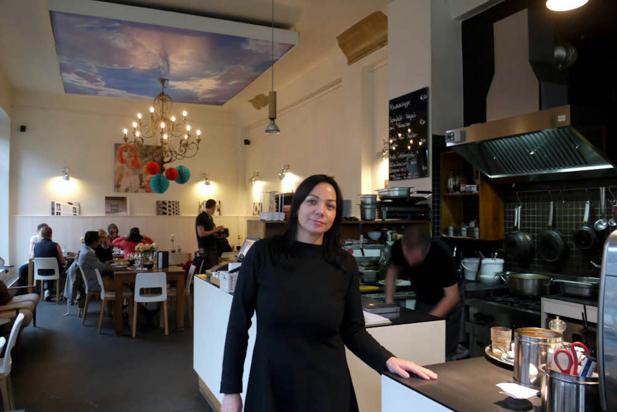 Silvia Beuchert betreibt seit zehn Jahren das „Café Jakubowski“, das sich zu einer Institution im Veedel entwickelt hat.
