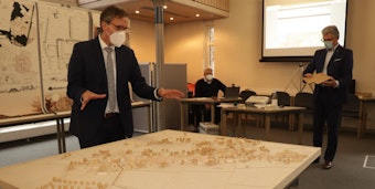 Der Merzenicher Bürgermeister Georg Gelhausen zeigt das Modell des „geschenkten Dorfes" – Morschenich- Alt. Architekturstudenten haben es entworfen.