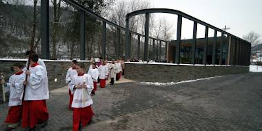 In der 2005 eingeweihten Kapelle des St.-Angela-Gymnasiums Bad Münstereifel werden Schulmessen gefeiert. Weil der Pfarrverband keine Geistlichen abstellen kann, sind jetzt die „Legionäre Christi“ eingesprungen. (Bild: Görgen)