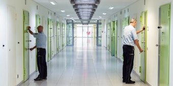 Zwei Beamte öffnen Zellen in der JVA Düsseldorf
