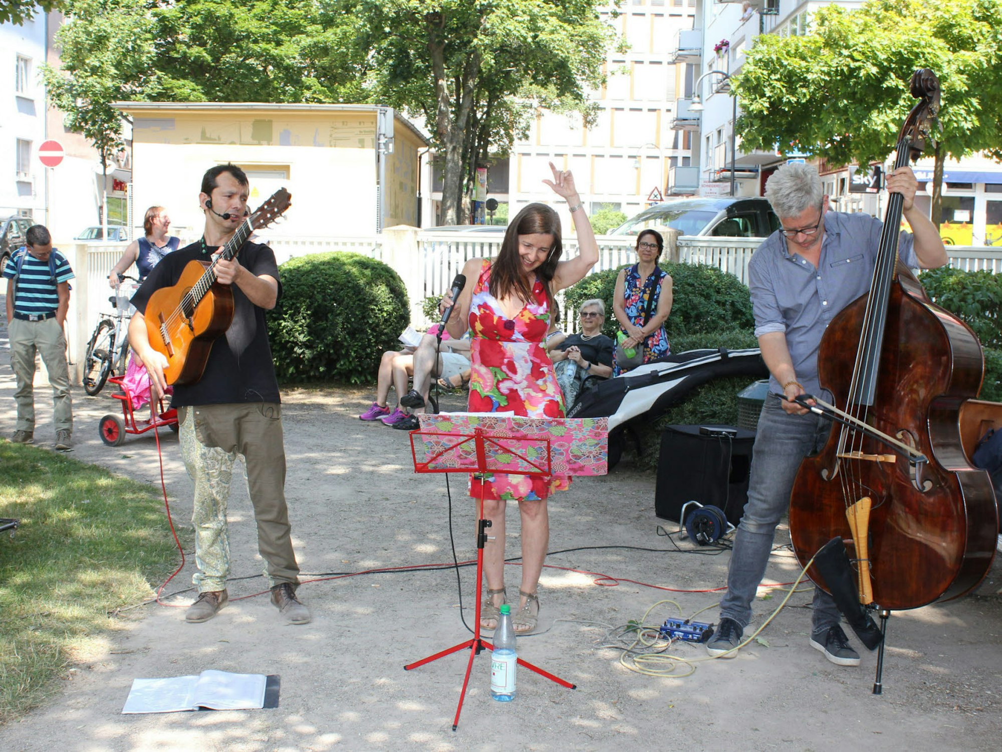 Das Trio „La Diva Caprichosa“ spielte auf dem Von-Sandt-Platz Salsarhythmen.