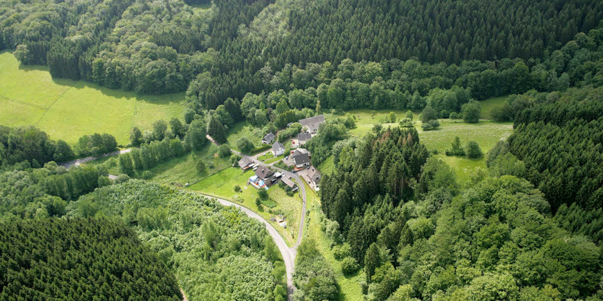 Nicht nur von oben sieht Oberselbach hübsch übersichtlich aus. Ganze 14 Einwohner hat der Weiler, der jetzt 625 Jahre alt wird.