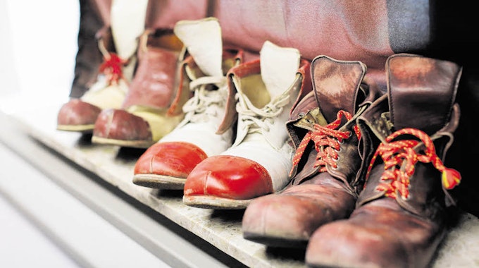Dutzende Clown-Schuhe stapeln sich in den Regalen – in allen Größen und vor allem in allen Übergrößen.