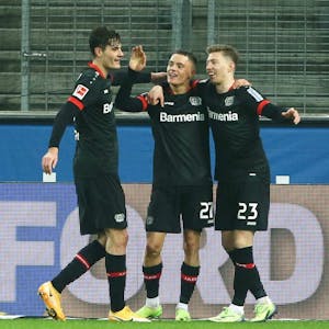 Seinen Treffer zum 4:0 beim 1. FC Köln feiert Florian Wirtz (2.v.r.) mit seinen Leverkusener Kollegen.