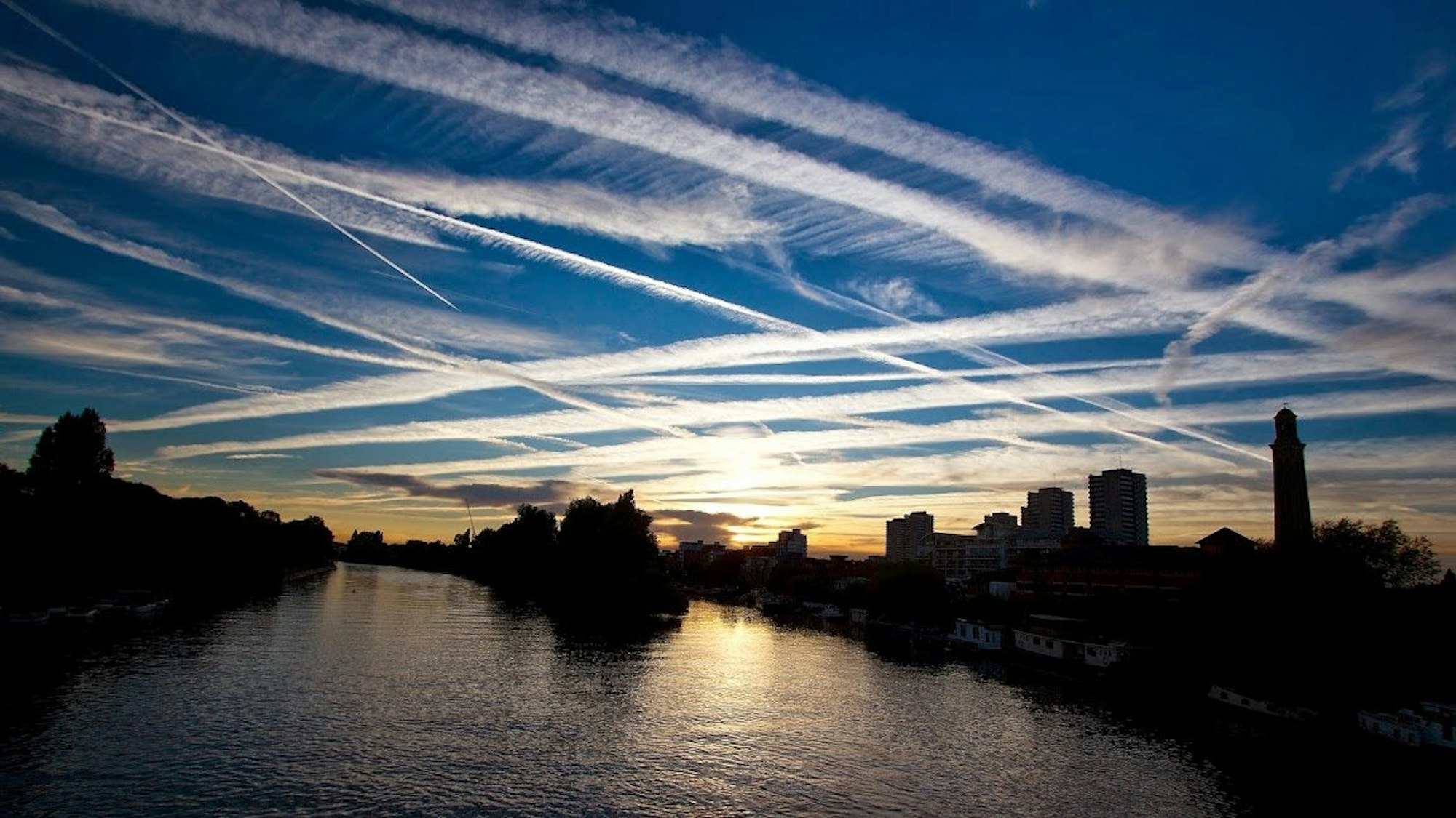 Großbritannien, London: Kondensstreifen am Himmel