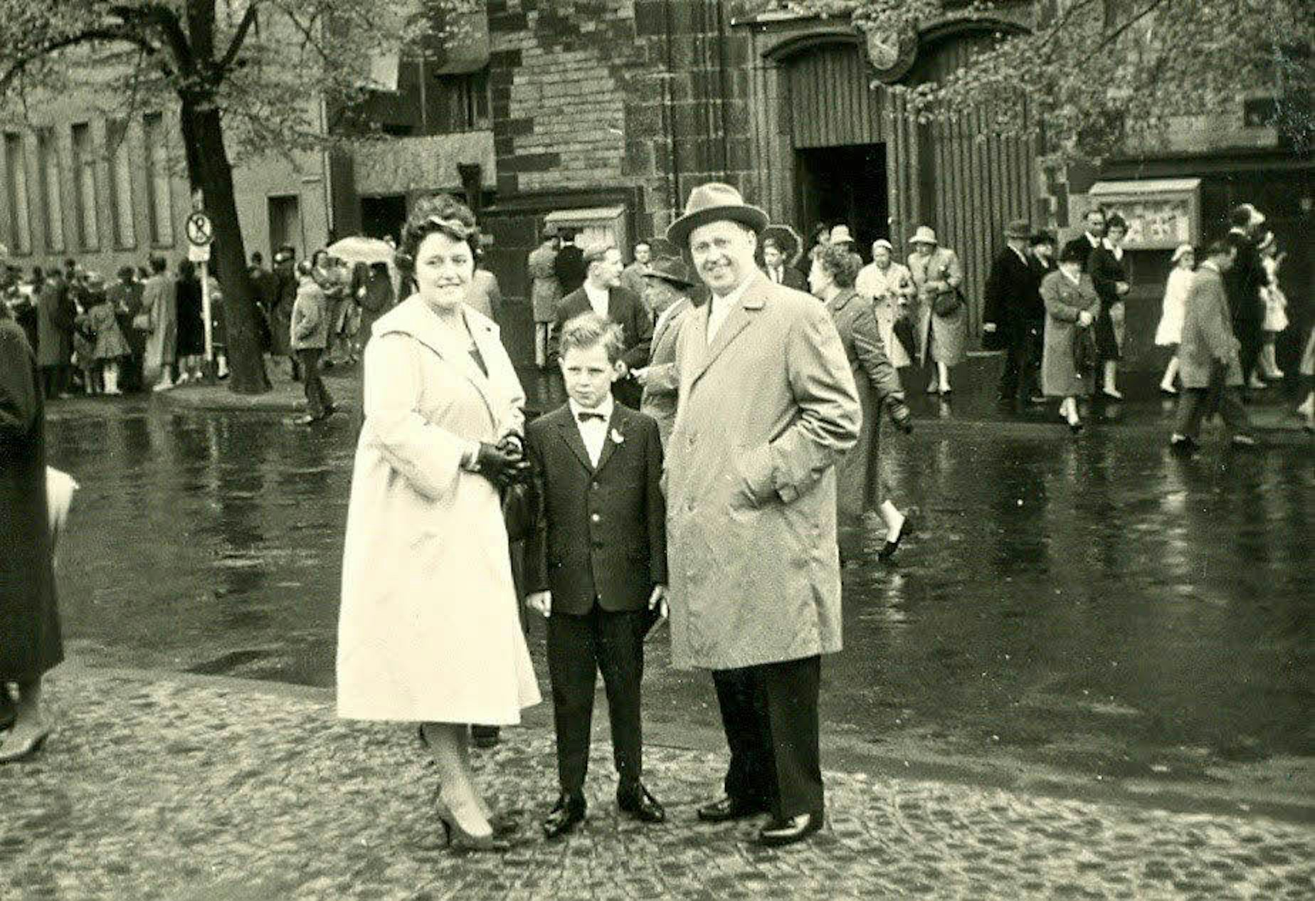 Als Kommunionskind mit den Eltern vor St. Severin