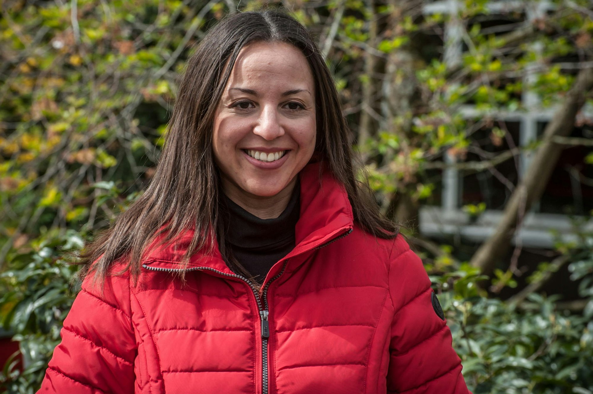 Farah Oublal arbeitet gemeinsam mit Eva Lüthen-Broens in der Leverkusener Stadtverwaltung. Sie kümmert sich um Projekte, die im Kampf gegen den Klimawandel helfen sollen.