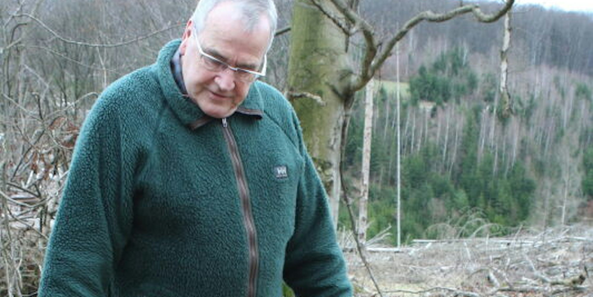 Stefan Walterscheid von der Forstbetriebsgemeinschaft begutachtet den Schaden.