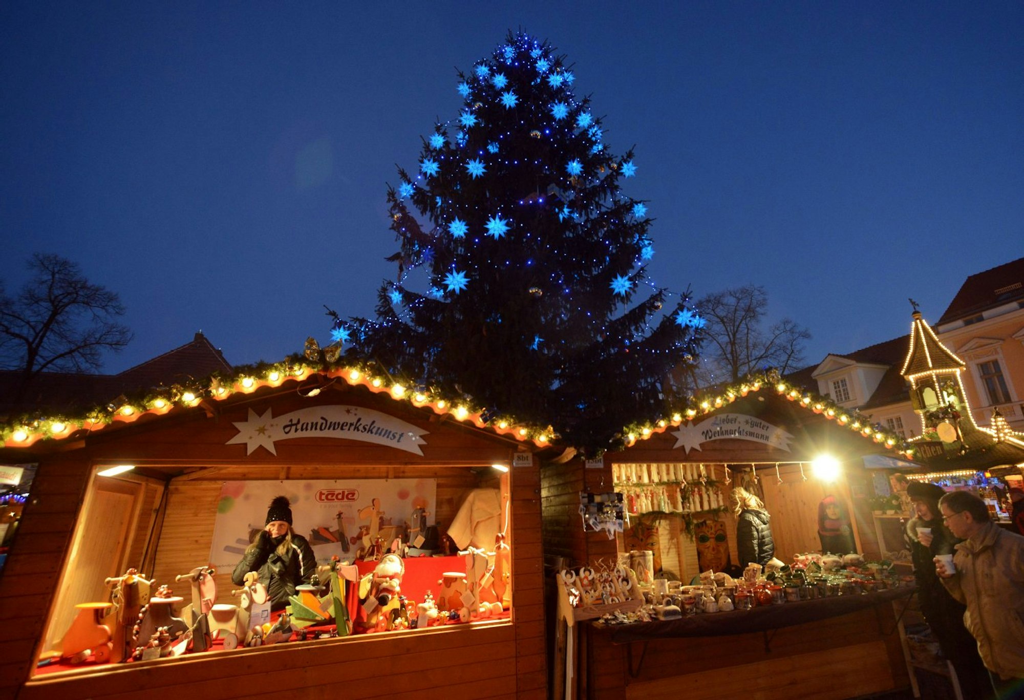 Ein blauer Lichterglanz sorgt in Potsdam für weihnachtliche Stimmung in der Brandenburger Straße und auf dem Luisenplatz.