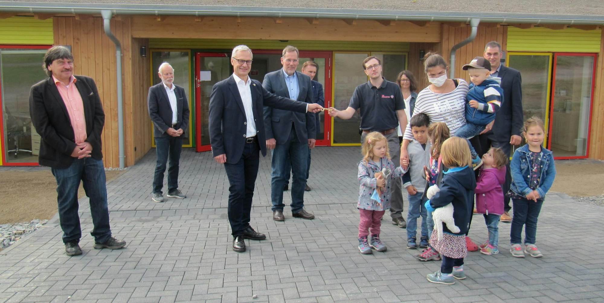 Eröffnung des neuen Kindergartens: Bürgermeister Dr. Georg Ludwig übergibt den Schlüssel an Kita-Leiter Julian Gilsdorf.
