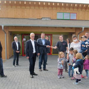 Eröffnung des neuen Kindergartens: Bürgermeister Dr. Georg Ludwig übergibt den Schlüssel an Kita-Leiter Julian Gilsdorf.