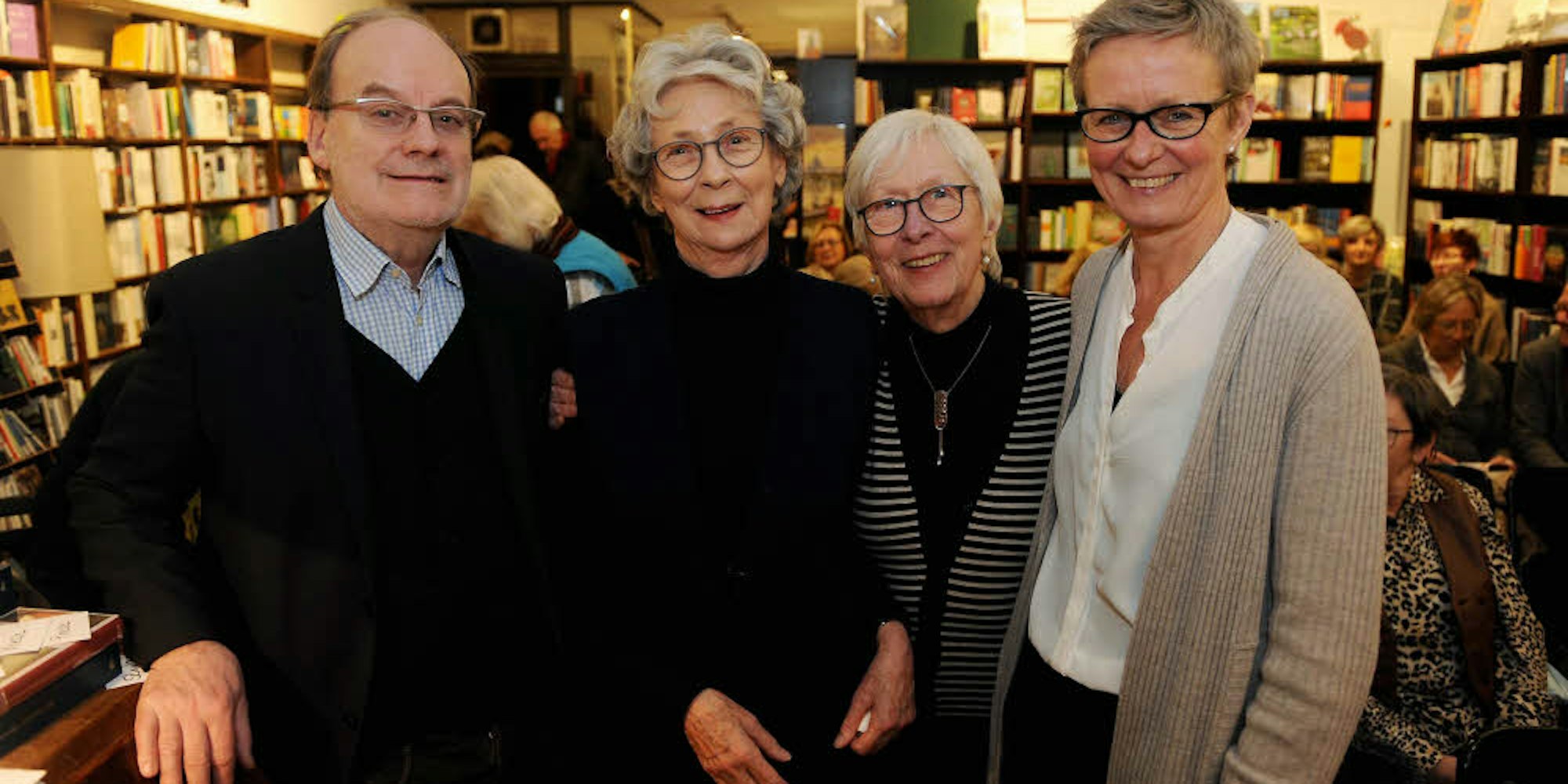 Hejo Emons (v.l.), Hedwig Neven DuMont, Hildegund Laaff und Heidrun Grote in der Lengfeld’sche Buchhandlung.
