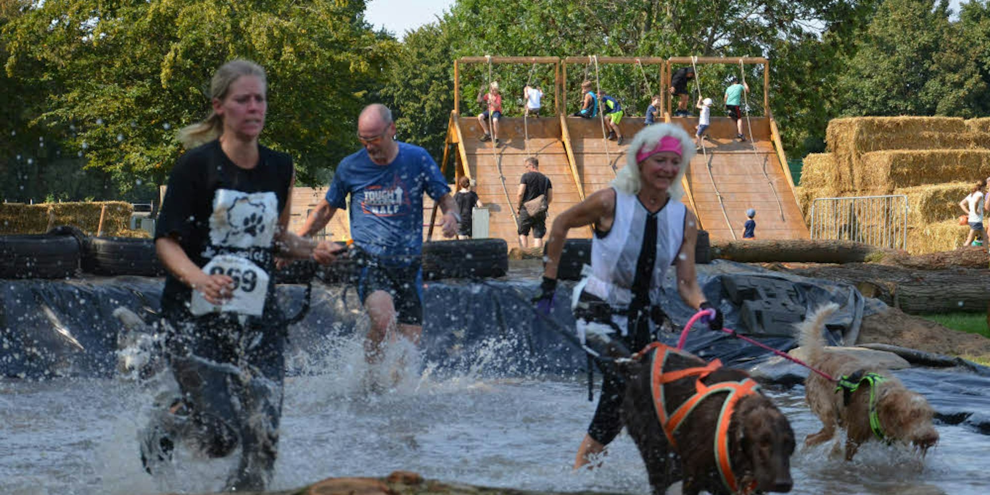 Mensch und Hund sprinten durch den Wassergraben – sehr zur Freude der rund 7000 Zuschauer.