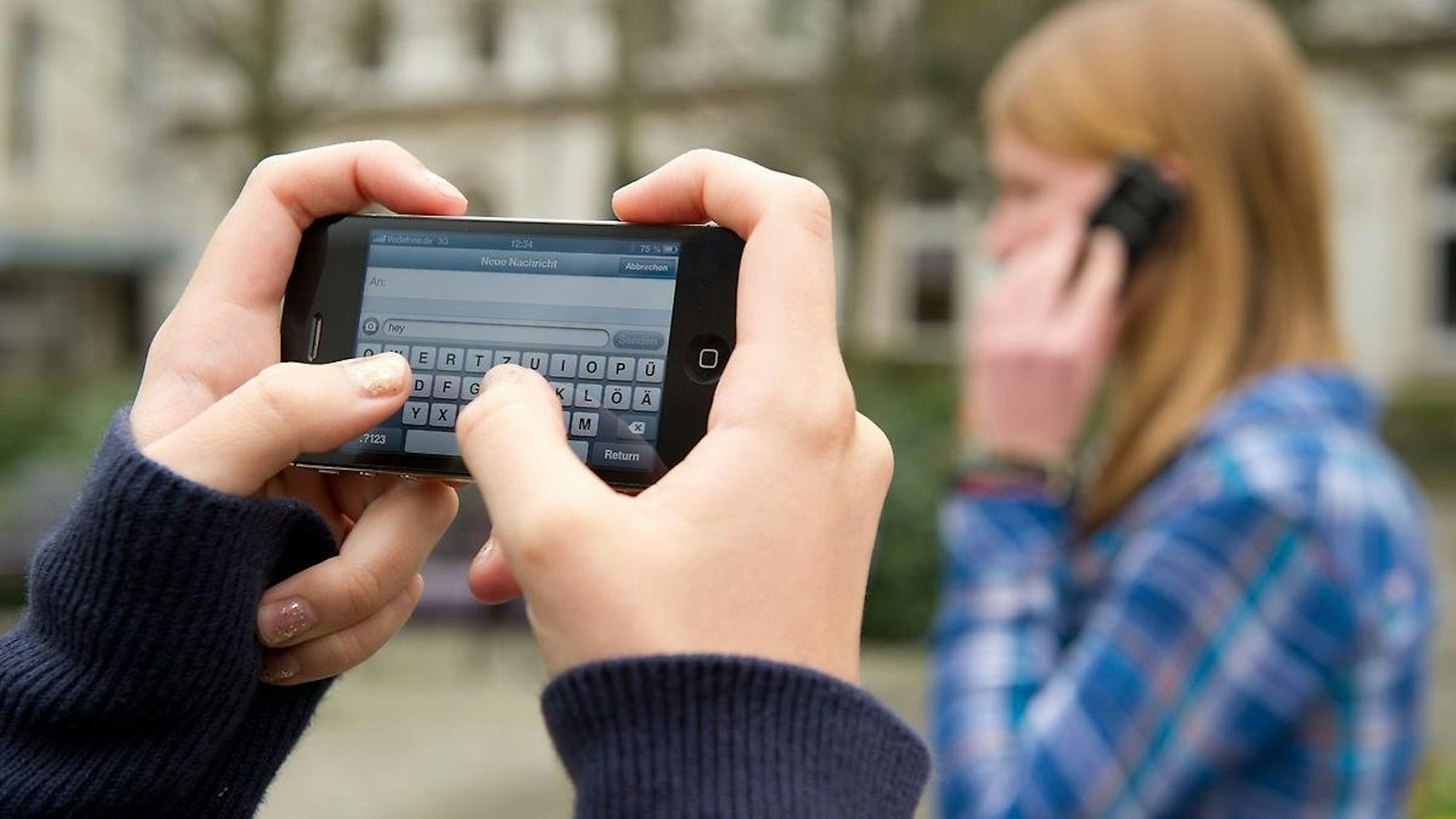 Smartphones setzen Kinder unter Kommunikationsstress. Das geht aus einer Studie von Forschern der Uni Mannheim hervor.
