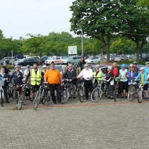 Der Chorweiler Bezirksbürgermeister Reinhard Zöllner (im orangenen T-Shirt) hatte zur Radtour durch den Bezirk eingeladen.