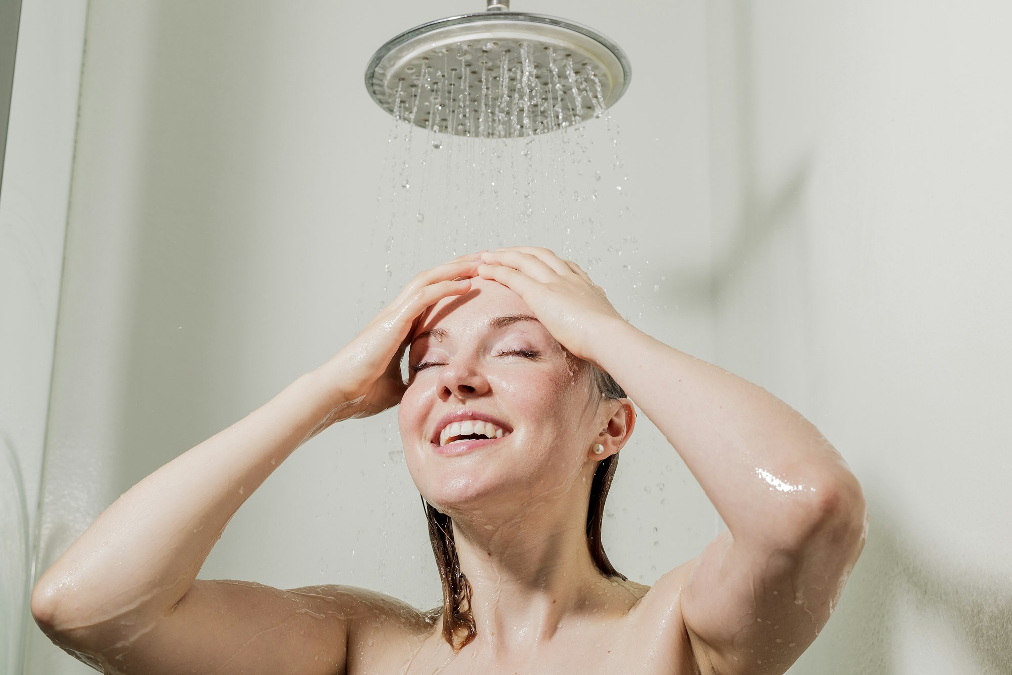 Frau duscht und ist glücklich