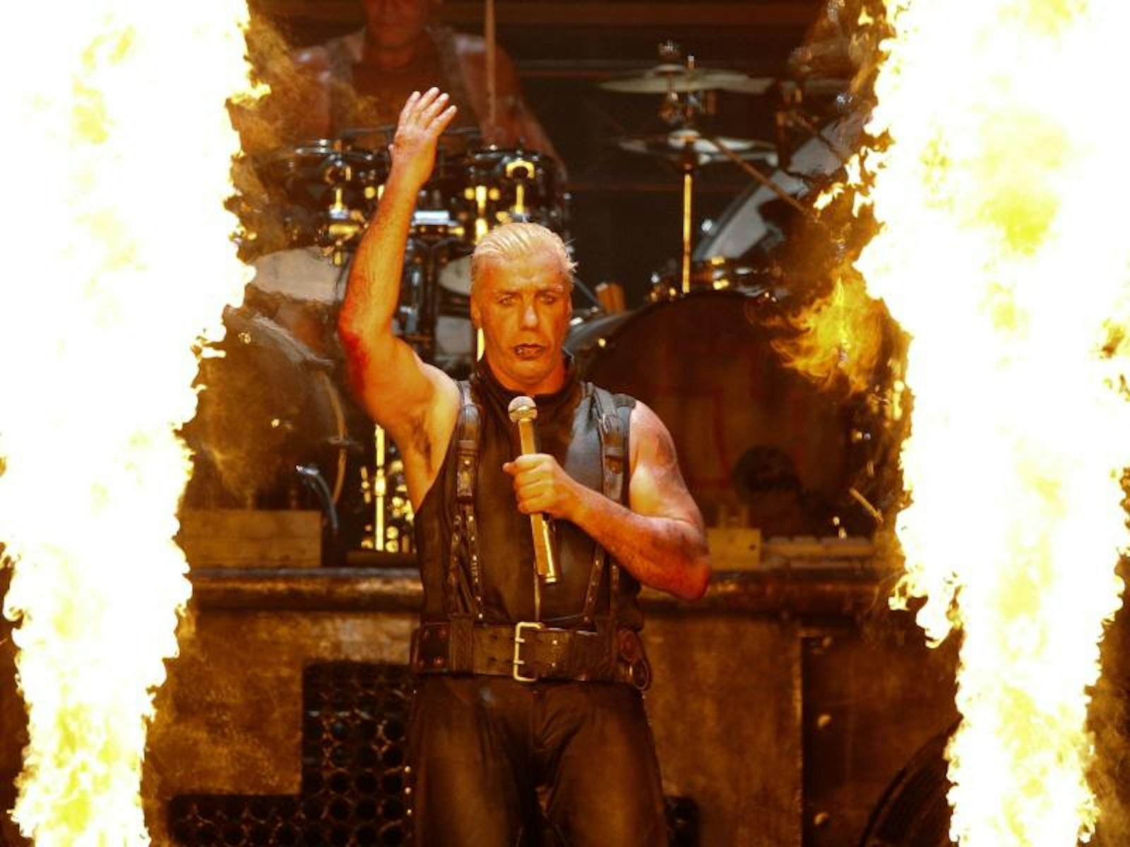 Till Lindemann, Sänger der Band Rammstein, steht auf einer Bühne.