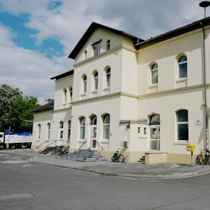 Das Bahnhofsgebäude Derkum wurde als Flüchtlingsunterkunft genutzt. (Archivfoto)