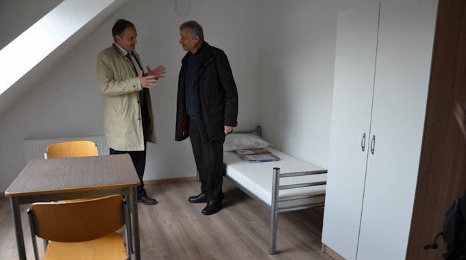 Bett, Tisch, Schrank: Die Einrichtung in den neuen Flüchtlingshäusern ist solide, doch keineswegs luxuriös. Klaus-Hermann Rössler und George Khoury führten durch einen der zehn Neubauten.