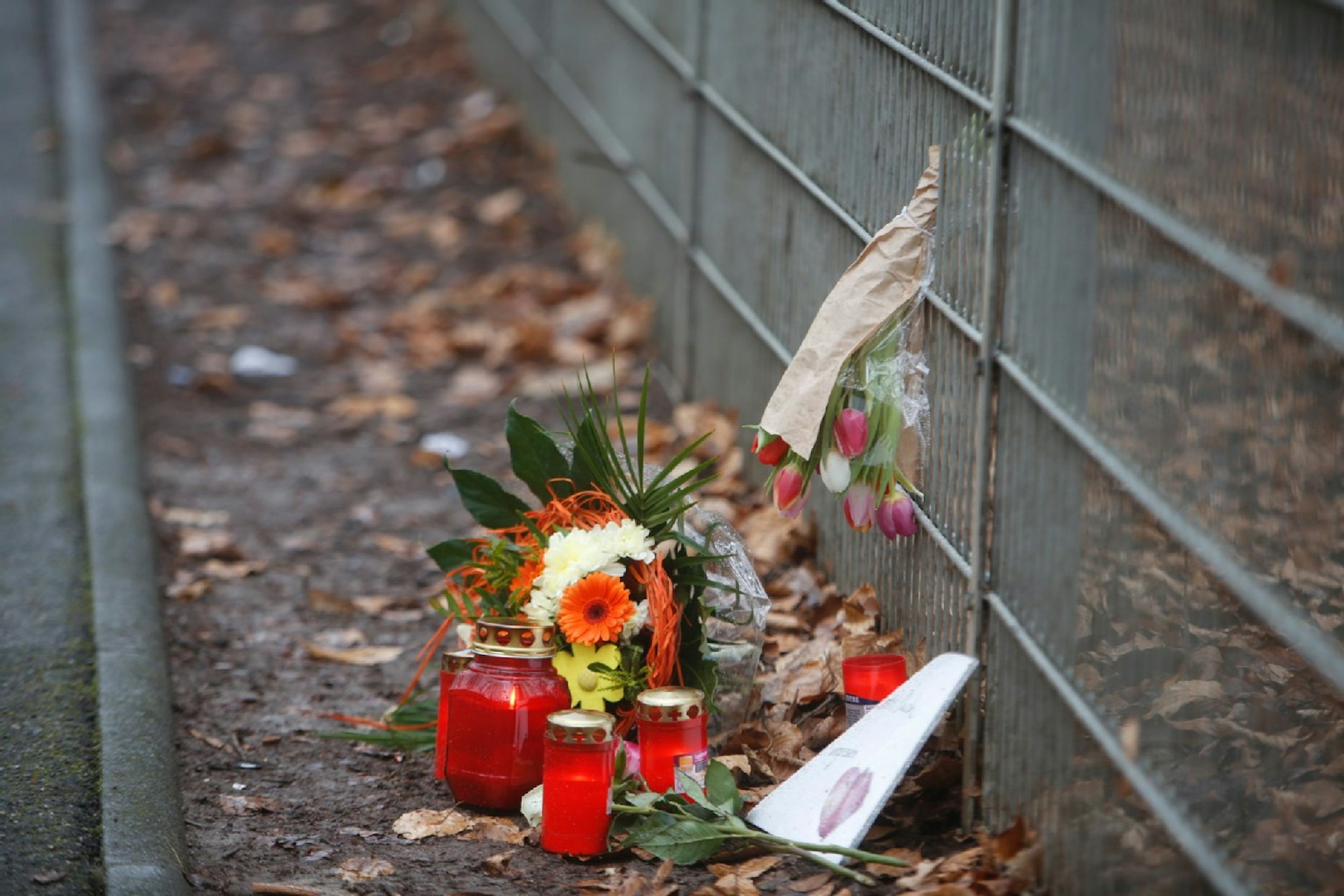 Kerzen und Blumen am Tatort im Januar 2016.