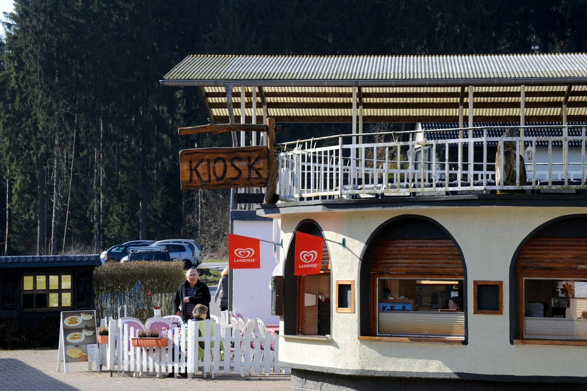 Am Kiosk auf der Terrasse des Diepental werden bei gutem Wetter Getränke und Snacks verkauft.