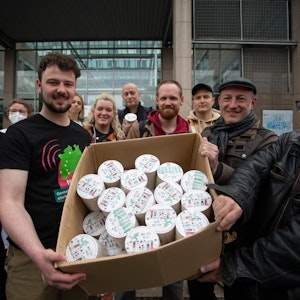 Kölner Gastronominnen und Gastronomen solidarisieren sich mit Bierdeckeln mit Beschäftigen der Uniklinik Köln.