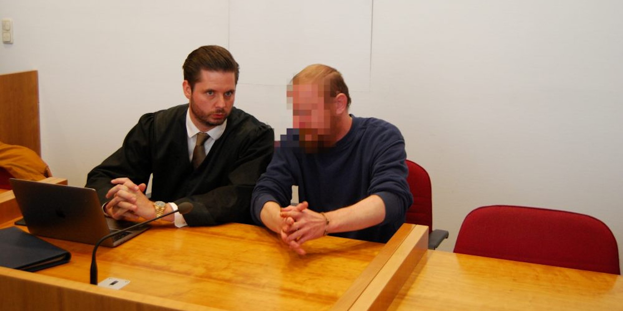 Der 30-jährige Weilerswister mit seinem Verteidiger Bernhard Scholz (l.) vor Gericht.