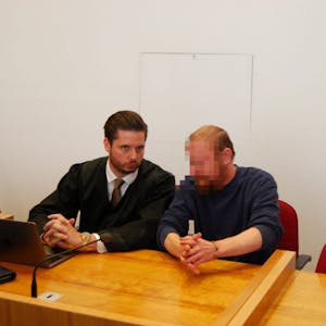 Der 30-jährige Weilerswister mit seinem Verteidiger Bernhard Scholz (l.) vor Gericht.