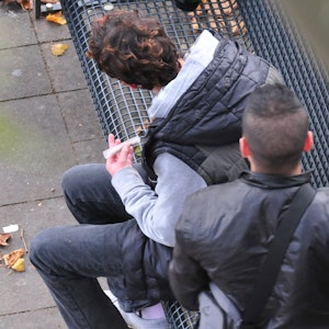 Mitten in der Altstadt bastelte sich ein junger Mann eine Tüte mit Marihuana.