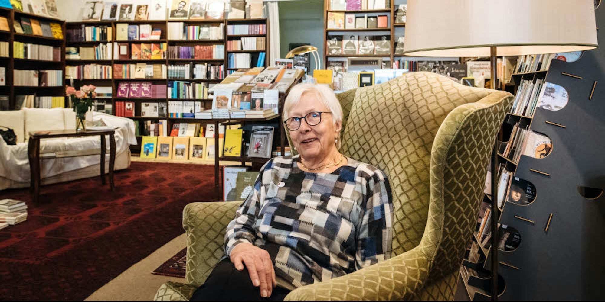 Was wäre die Lengfeld´sche ohne sie und ihr reiches Literaturwissen: Kölns älteste Buchhändlerin Hildegund Laaff (80) im Wohlfühl-Ambiente der ältesten Buchhandlung in der Stadt.