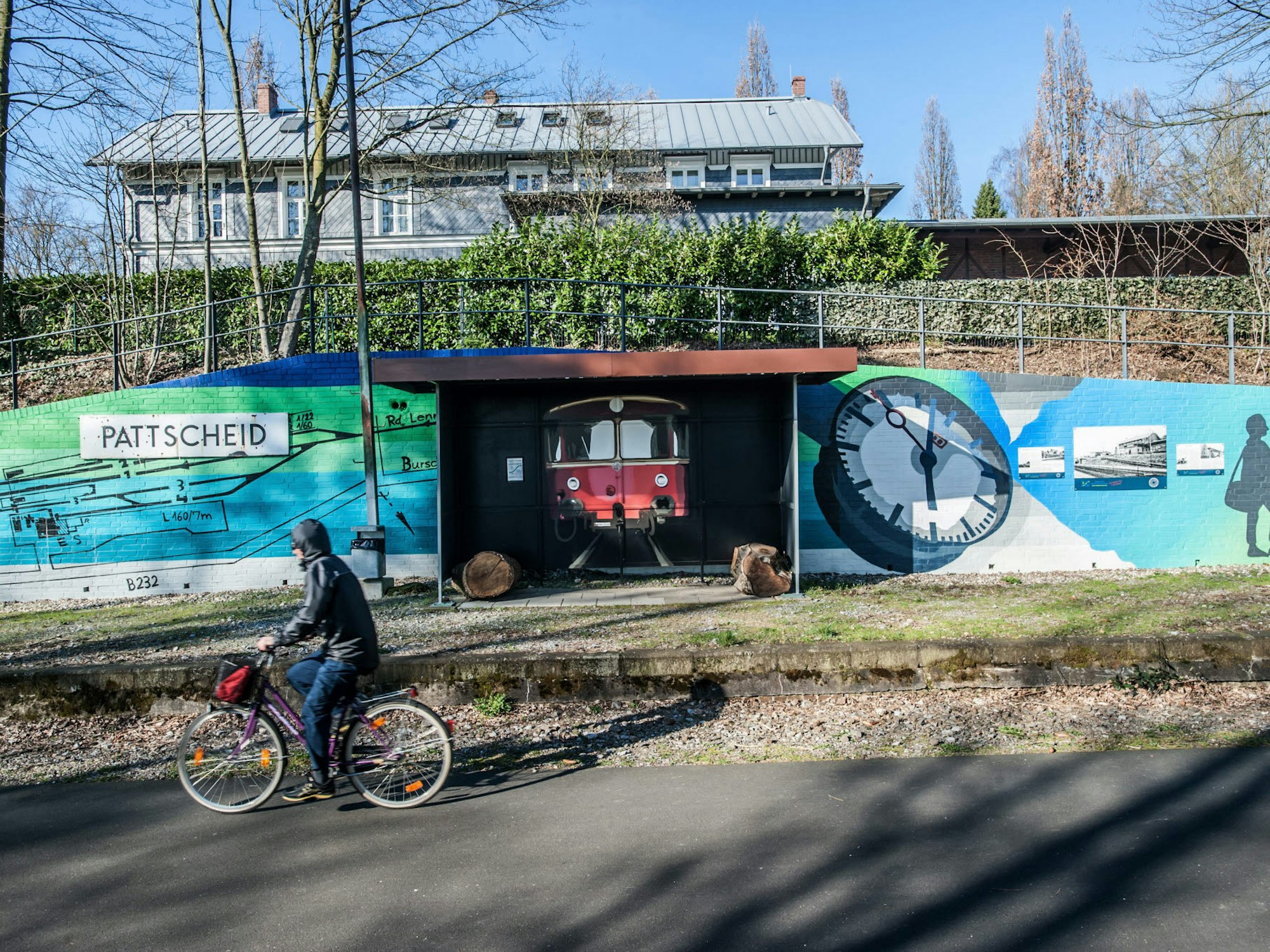 Ein Hingucker. Der Förderverein ließ nach der Spende eines Mitglieds das frühere Wartehäuschen am Bahnhof Pattscheid mit einem Graffito von Andreas Nigge künstlerisch gestalten.