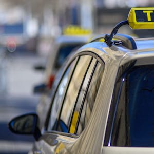 Steigende Dieselpreise belasten auch die Taxibranche, die Unternehmen können die Preiserhöhungen nicht einfach weitergeben.
