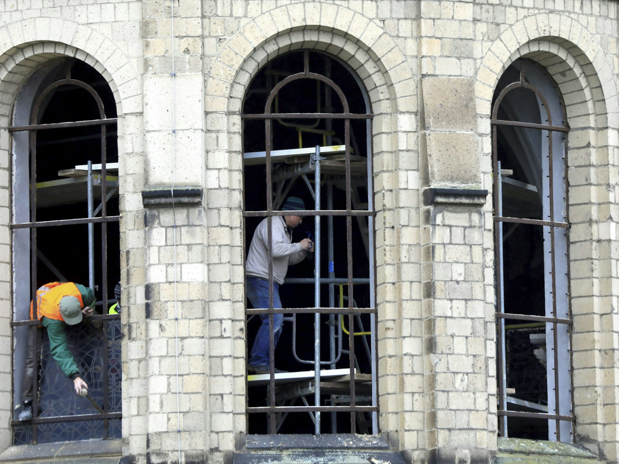 Chorfenster der ehemaligen St. Lambertus-Kirche, des "Doms" von Immerath, werden von Handwerkern gesichert.