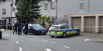 Der Tatort in der Hüttenstraße in Bergisch Gladbach. Hier fielen am 27. März die verhängnisvollen Schüsse aus der Pfefferpistole, an deren Folgen ein 30-jähriger Mann wenige Tage später starb. Der 24-jährige Schütze sitzt seither in Untersuchungshaft.