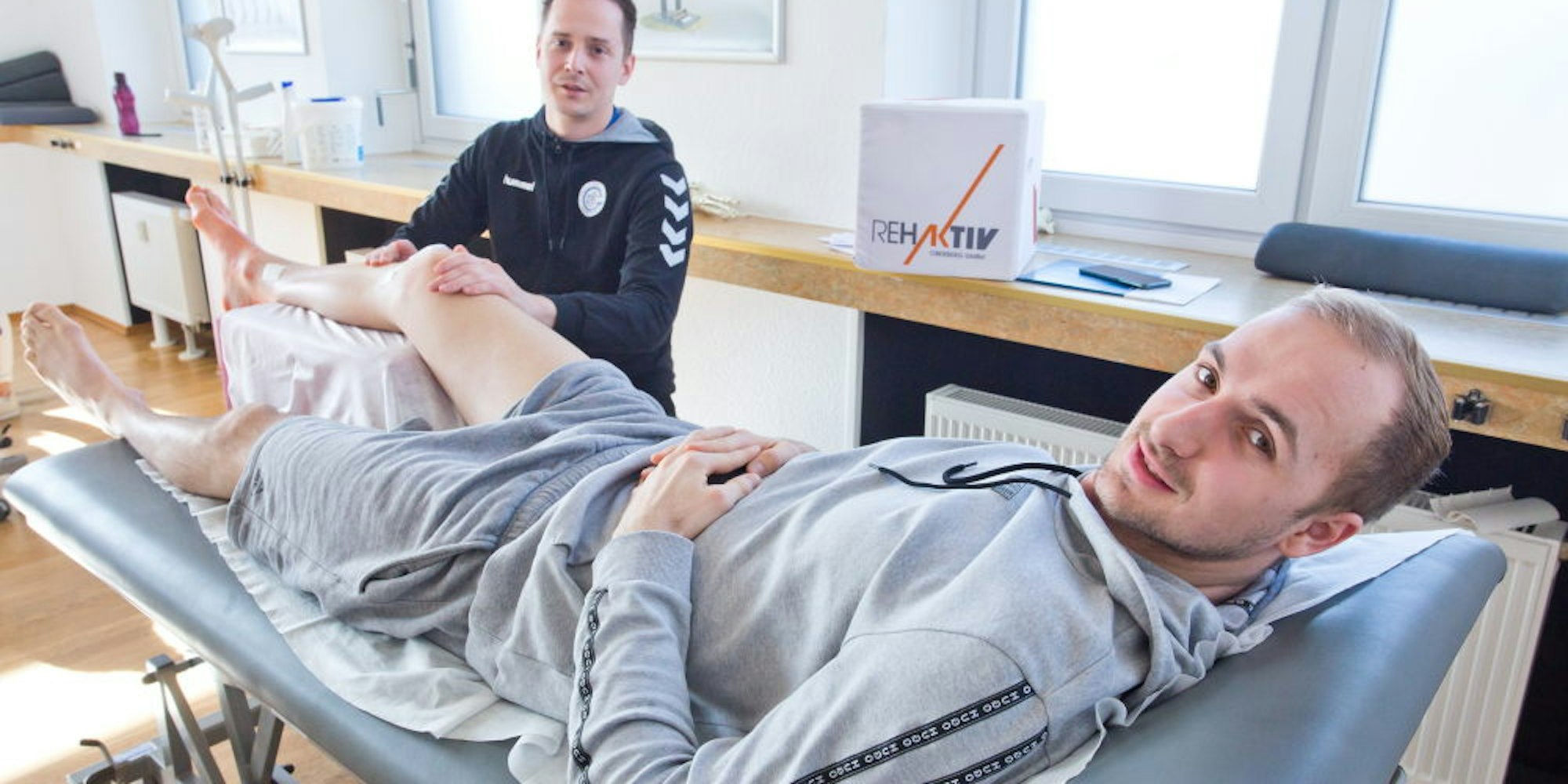 Im Rehaktiv sorgt Physiotherapeut Julian Hartkopf dafür, dass das Knie von Florian Baumgärtner beweglich bleibt.
