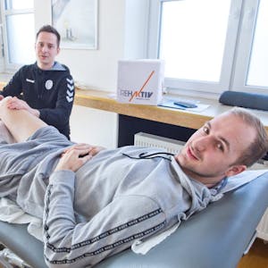 Im Rehaktiv sorgt Physiotherapeut Julian Hartkopf dafür, dass das Knie von Florian Baumgärtner beweglich bleibt.