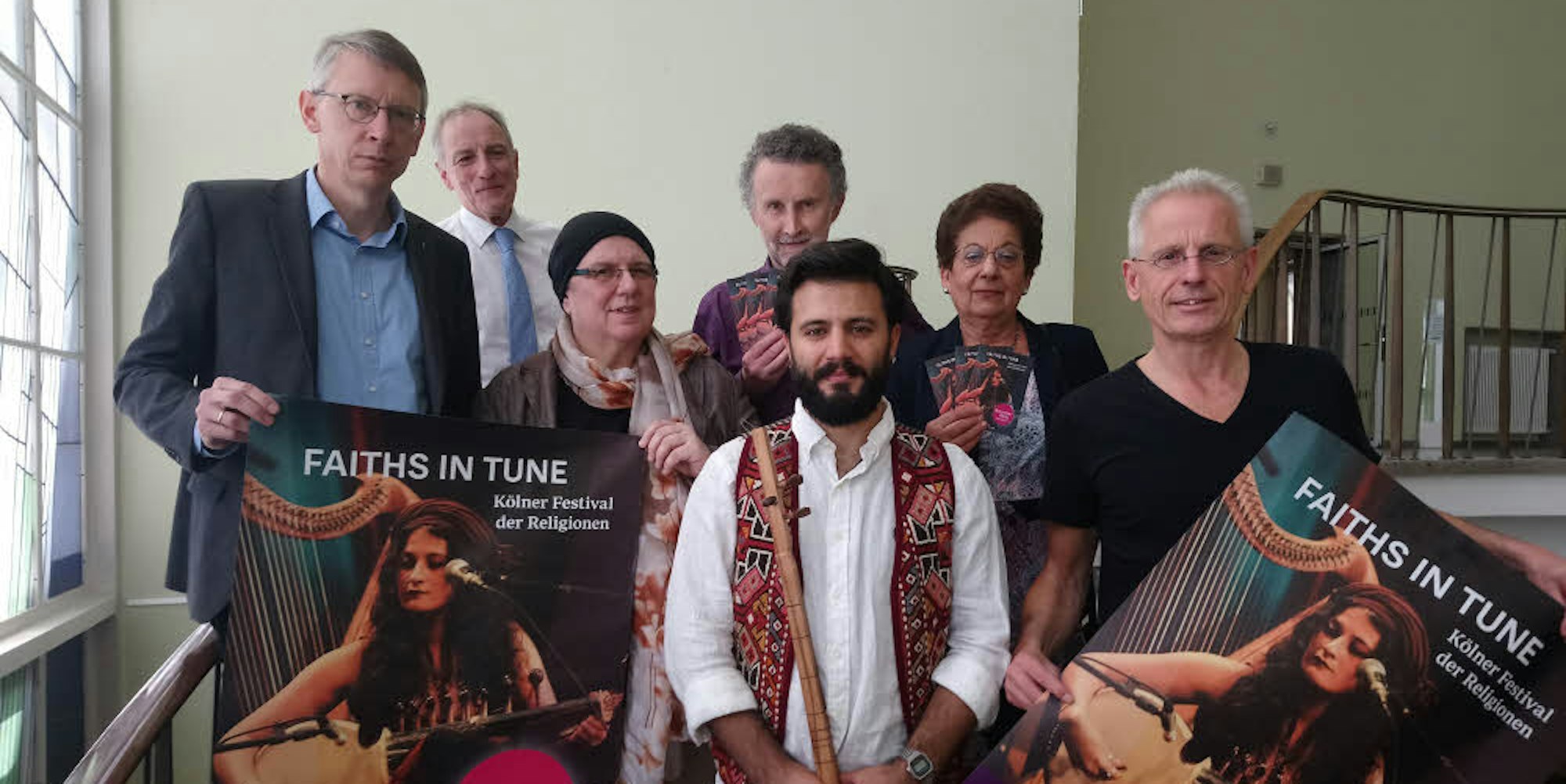 Die Veranstalter und Künstler des Religionsfestivals „Faiths in Tune“ mit Amtsleiter Hans-Jürgen Oster (2.v.l.) und „Sommerblut“-Organisator Rolf Emmerich (rechts).