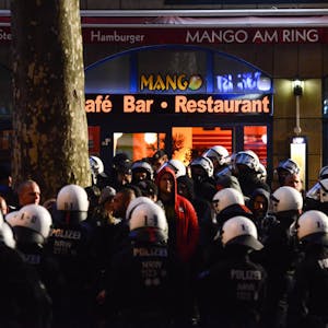 Keinen Schritt weiter: Anhänger der „Hells Angels“ wurden von der Polizei an der Limburger Straße aufgehalten.
