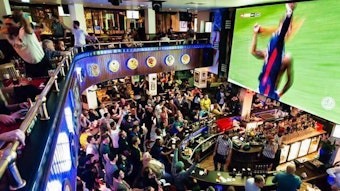 Menschen sitzen in der Sports Bar Joe Champs in der Kölner Innenstadt und schauen Football.