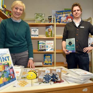 Bienen und Sterne zum Lernen: Das Thema MINT liegt Büchereileiter Christian Bürgin und Brigitte Stauf-Preidt am Herzen.