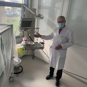 Modern eingerichtet: Komplett isoliert werden die jungen Patienten in diesem intensivmedizinischen Zimmer, das Professor Gerd Horneff zeigt.