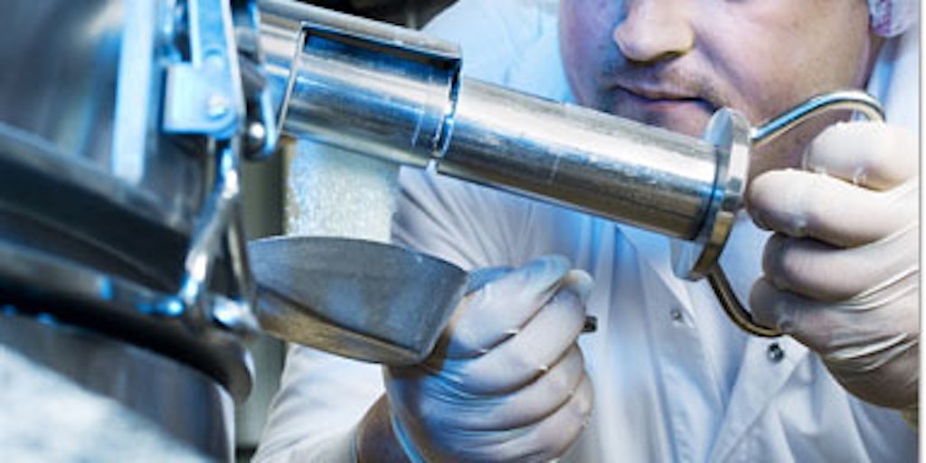 Ein Tropon-Mitarbeiter in Köln-Mülheim entnimmt Proben aus einer Granulatproduktion.
