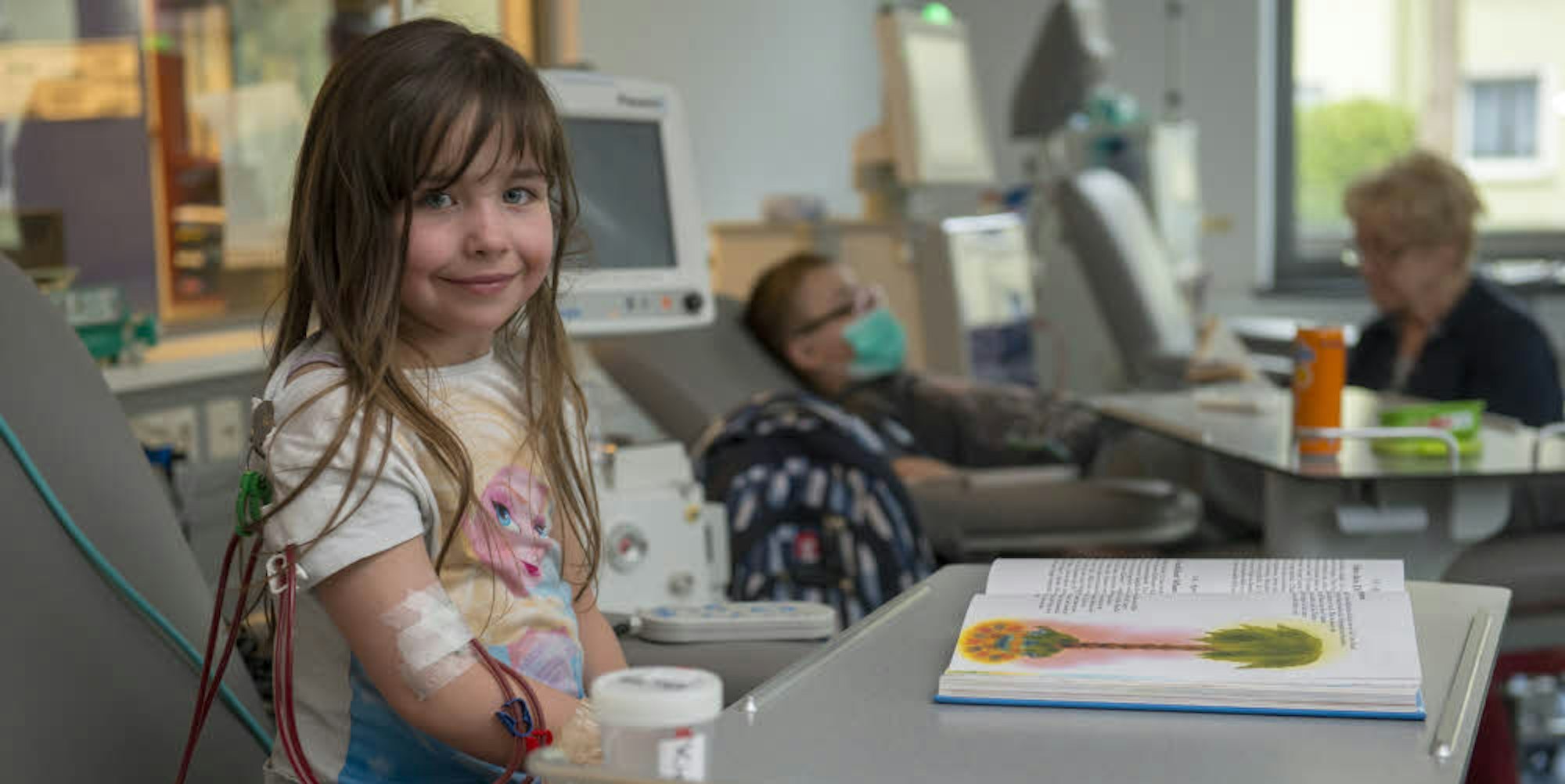 Kiara Zoch vertreibt sich die Wartezeit während der Dialyse mit einem Bilderbuch.