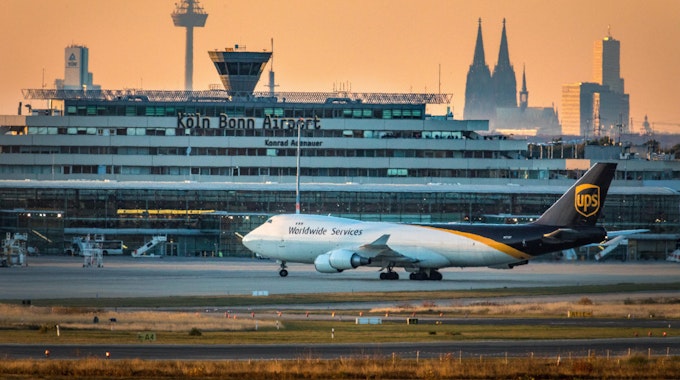 Ein Flugzeug von UPS steht am Flughafen Köln-Bonn auf einem Rollfeld.